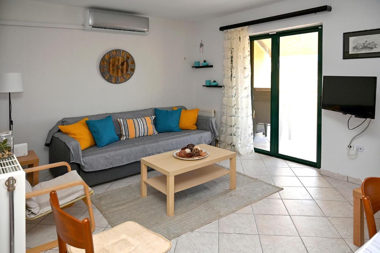 Melrose Maisonette By The Sea